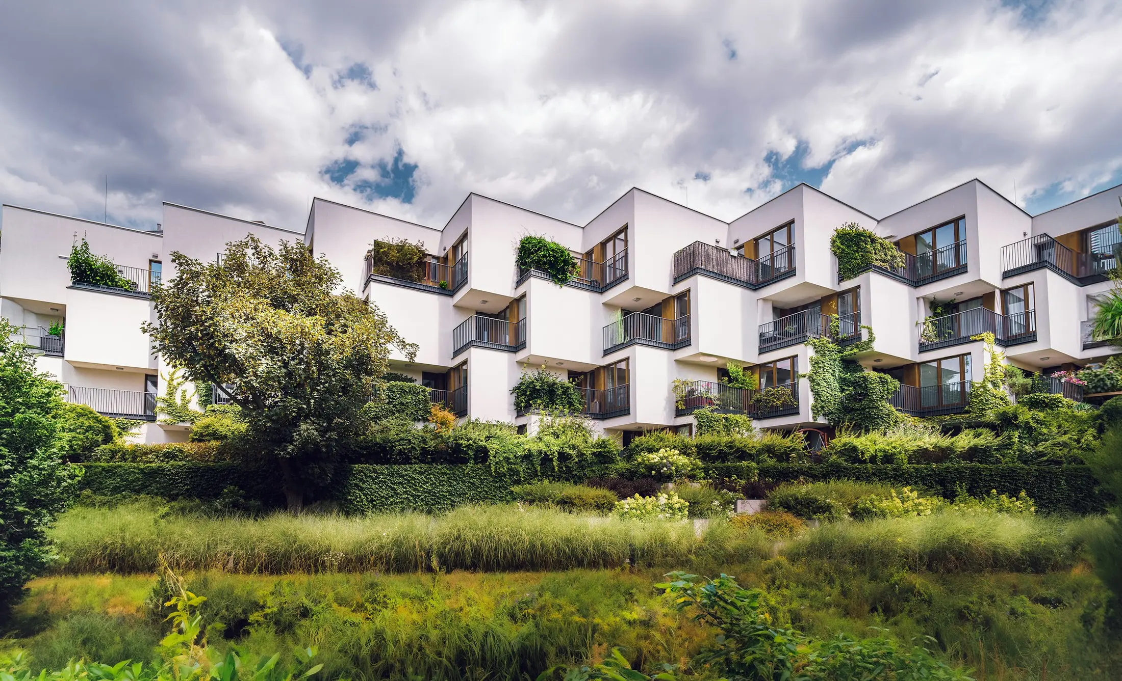 Edificio residencial escalonado con terrazas verdes